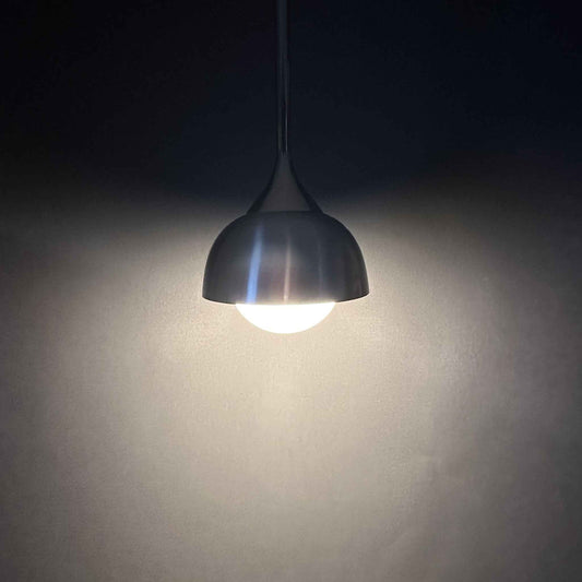 Staff Hängelampe Tropfenform aus Aluminium und satiniertem Glas, 70er Jahre Pendelleuchte
