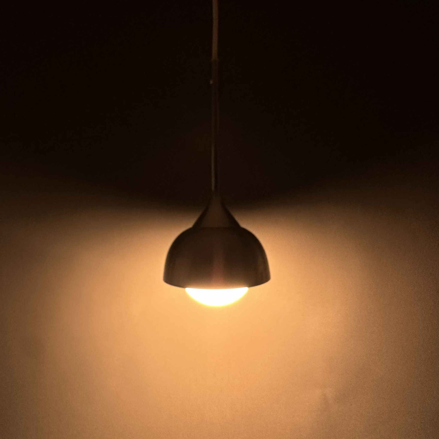 Staff Hängelampe Pendelleuchte Aluminium und Glas 70er Tropfenlampe mit satiniertem Glas und gebürstetem Aluminium