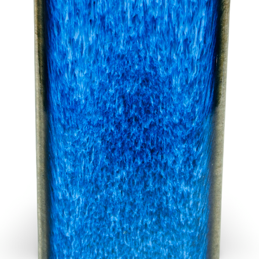 Nahaufnahme der Kristallglasur mit Farbverlauf Schwarz-Blau-Türkis