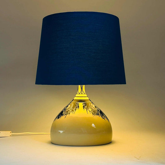 Tischlampe eingeschaltet, Gesamtansicht bei Dämmerlicht