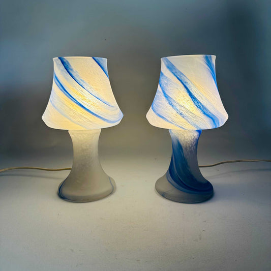 Beide Pilz-Tischleuchten eingeschaltet, warm leuchtendes satiniertes Opalglas mit blauem Swirl