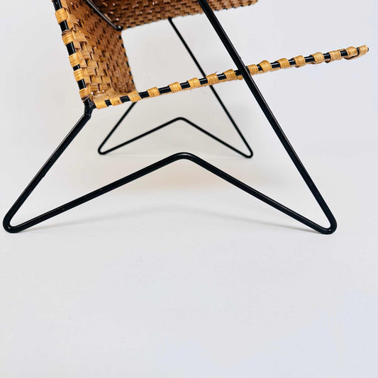 Korb Zeitungsständer aus Metall und Geflecht im Mid Century Design der 1960er Jahre