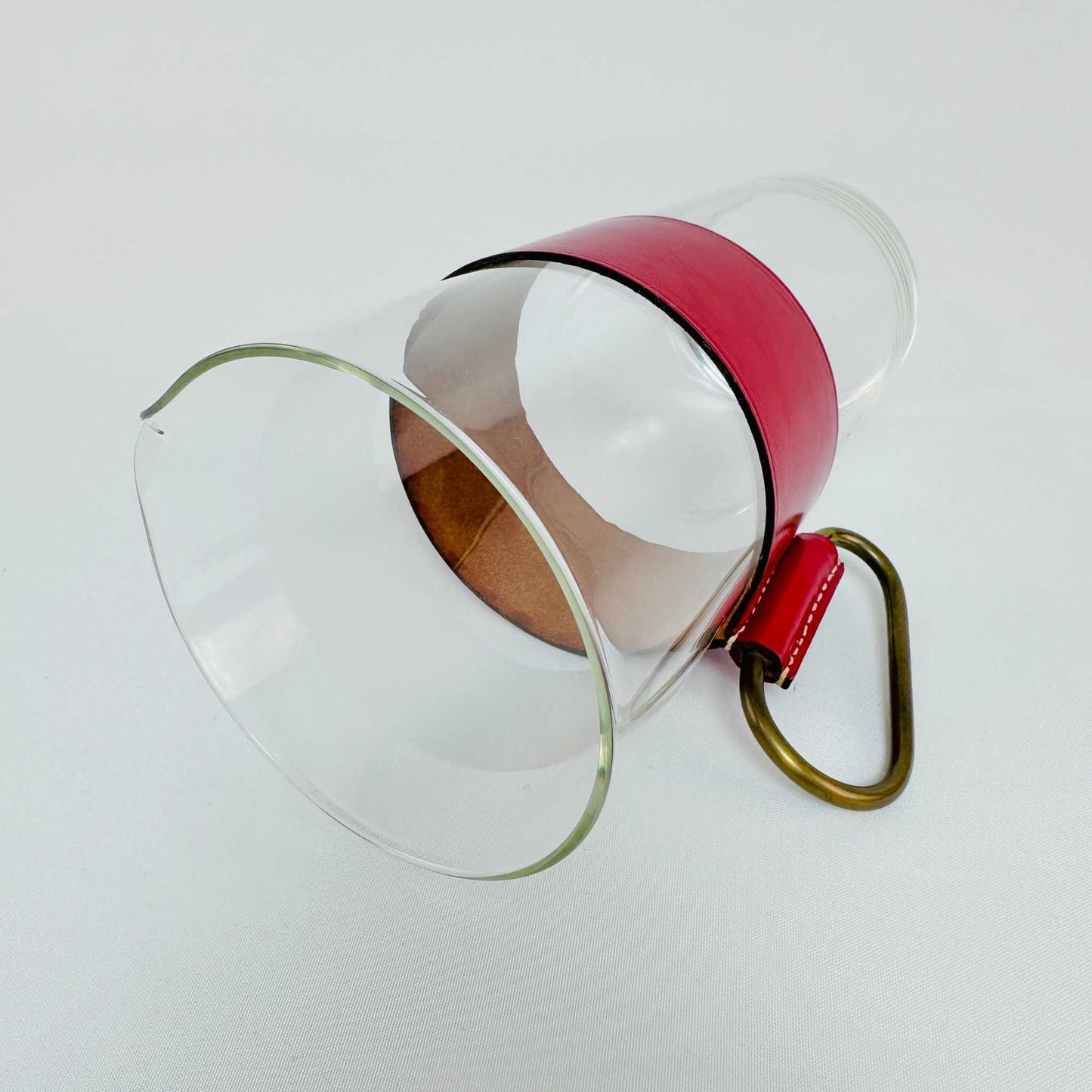 Carl Auböck Glaskaraffe mit Ledergriff und Messingdetails, Österreich 1950er, Mid-Century Design