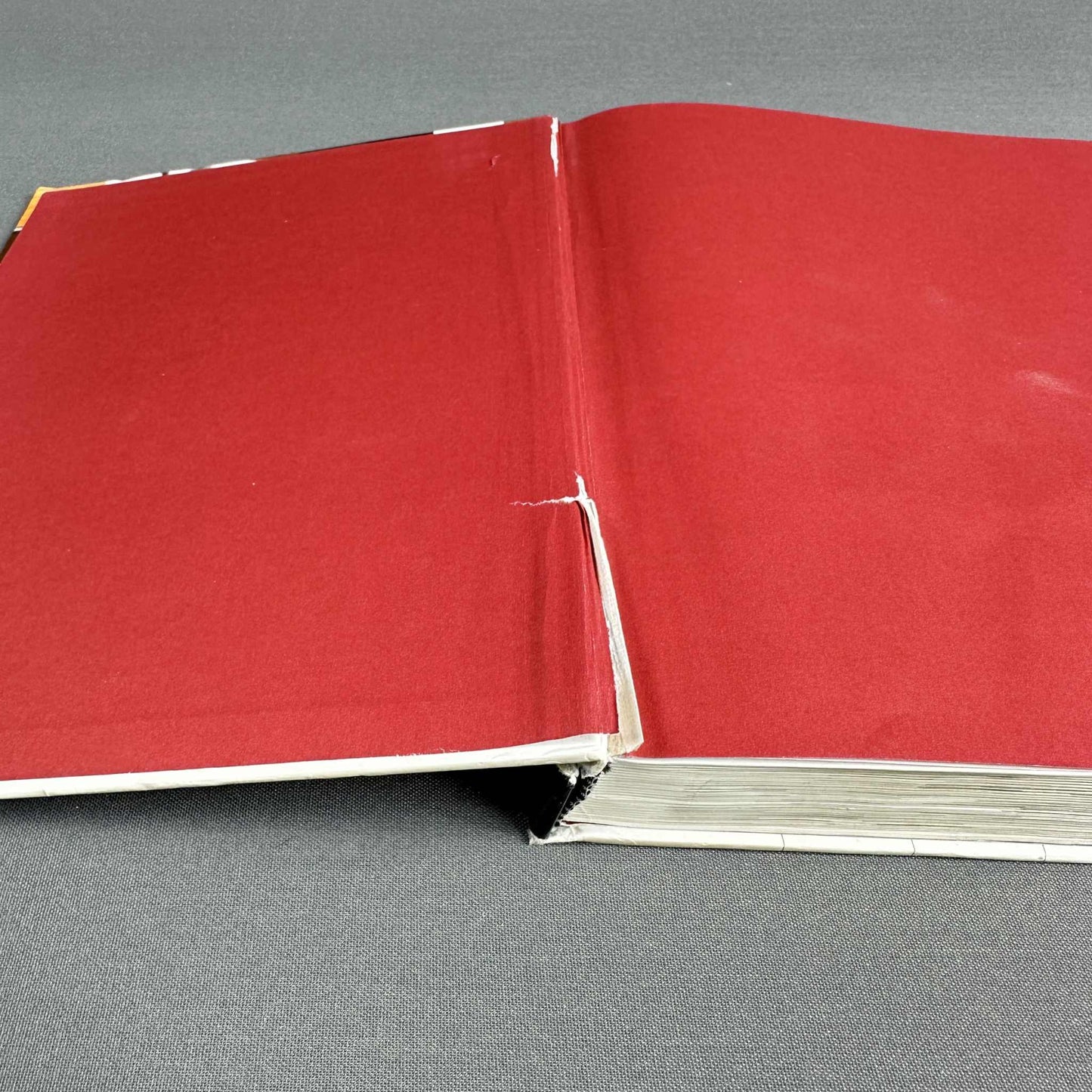 Cover of Den Store Danske MØBELGUIDE book on 20th century Danish furniture design