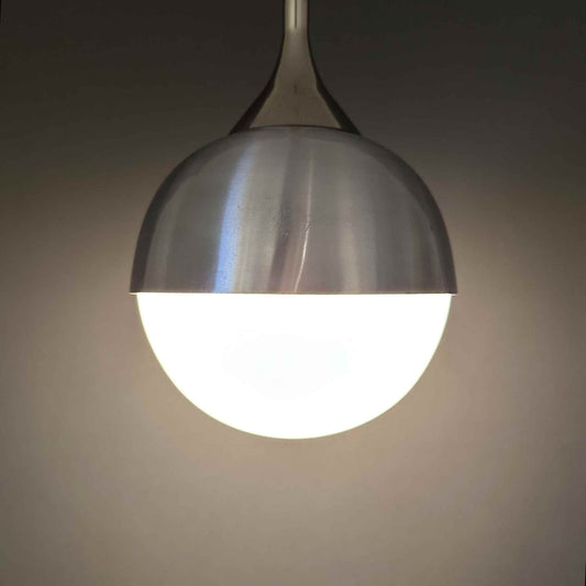 Staff Pendelleuchte Hängeleuchte Tropfenform aus Aluminium und satiniertem Glas der 1970er Jahre