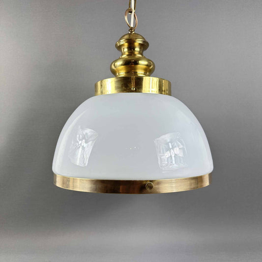 Skandinavisch maritime Hängeleuchte aus weißem Opalglas und patiniertem Messing, 1960er Jahre Design