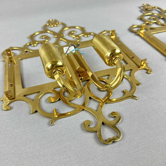 Paar französischer Messing Wandleuchten aus den 1960er Jahren mit halbrunden Schirmen und Vintage-Design