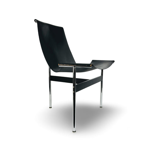 T-Chair in Seitenansicht schräg von vorn, frei schwebende Ledersitzfläche