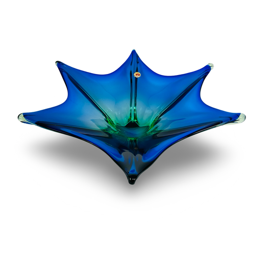 Murano Sommerso Sternschale aus den 1960er/70er Jahren in Kobalt und Uran-Grün mit sechs Zipfeln und 41,5 cm Durchmesser