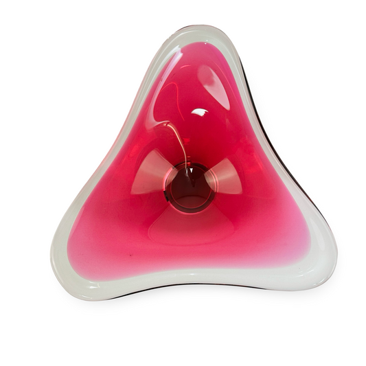 Sommerso-Dreieckschale Cranberry aus den 1960er Jahren von Josef Hospodka, dreieckige mundgeblasene Glasvase mit warme Rot-Tönen und asymmetrischen Spitzen