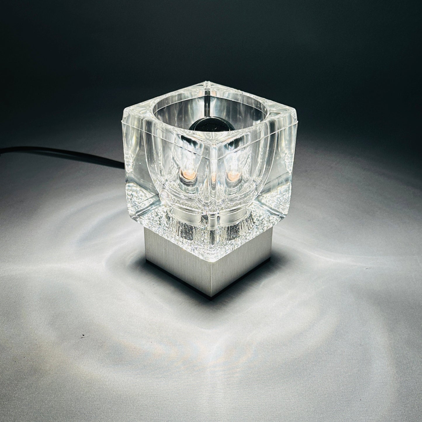 Peill & Putzler Ice Cube TA 14 Tischleuchte aus Kristallglas auf Aluminium-Sockel, Deutschland 1970er Jahre