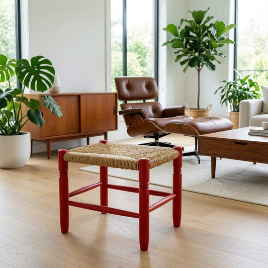 Italienischer Hocker mit rot lackiertem Holzgestell und handgeflochtener Bast-Sitzfläche aus den 1960er Jahren