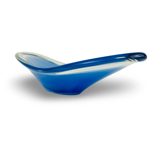 Profilansicht der skandinavischen Glasschale in Himmelblau mit Klarglasüberfang
