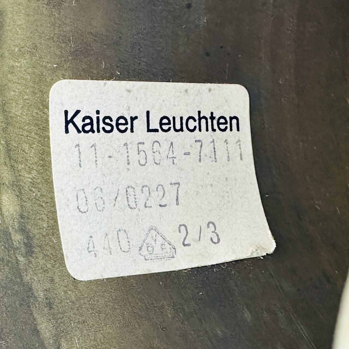 Originales Etikett Kaiser Leuchten mit Artikelnummer und Prüfzeichen an der Fassung