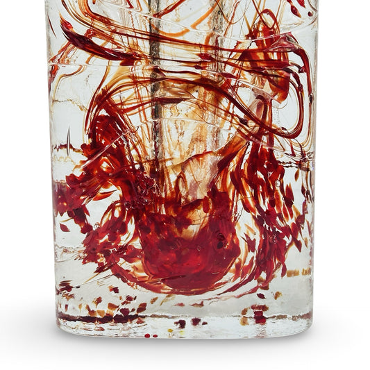 Detail der Marsberger Blockvase: dichter roter Wirbel und Farbgranulat im Boden