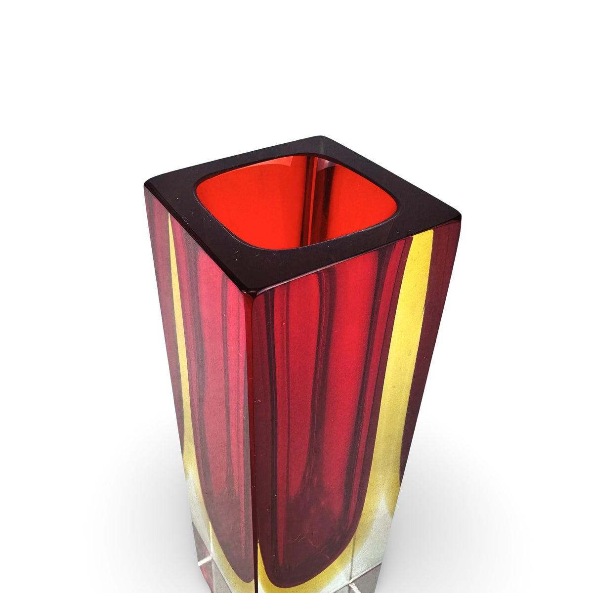 Détail du col taillé du vase Murano Sommerso rouge et jaune avec intérieur rouge profond