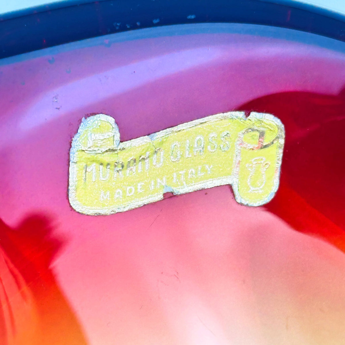 Original scroll-shaped foil label Murano Glass Made in Italy on the bowl