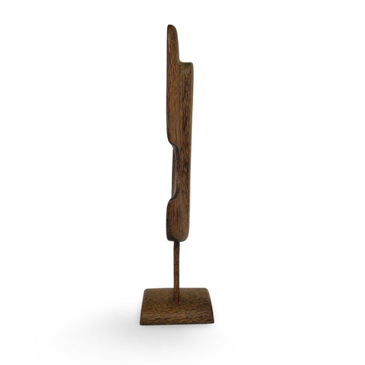 Seitenansicht der flachen Holzskulptur mit geschwungenem Profil und Sockel