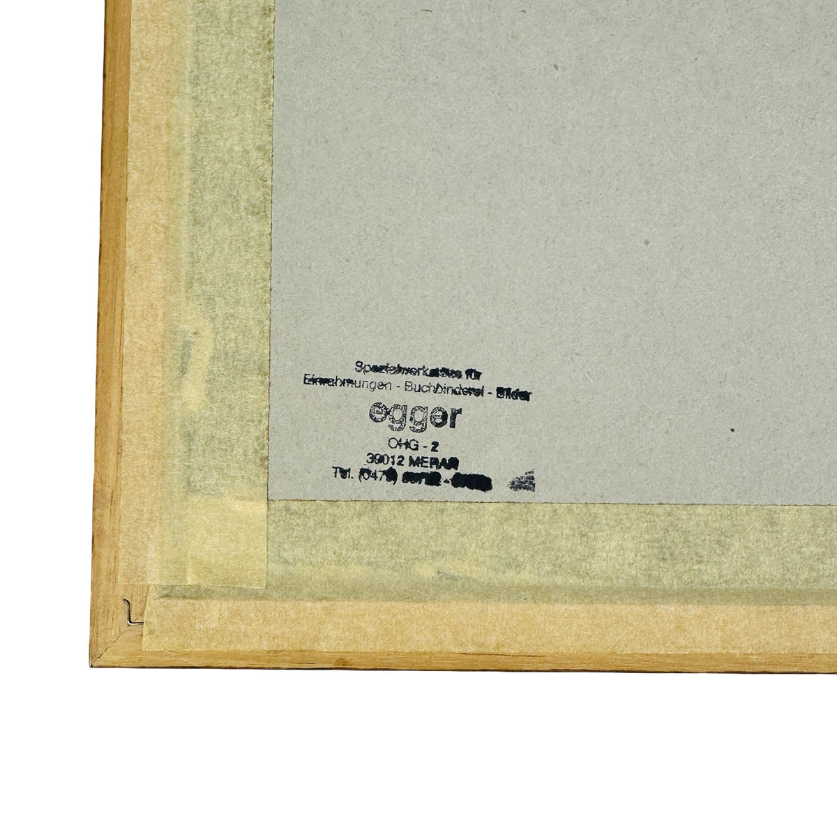 Rückseite der Rahmung mit Stempel der Einrahmungswerkstatt Egger in Meran und Papierband