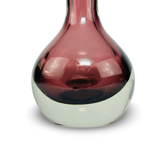 Detail des amethystfarbenen Korpus der finnischen Mid-Century Glasvase