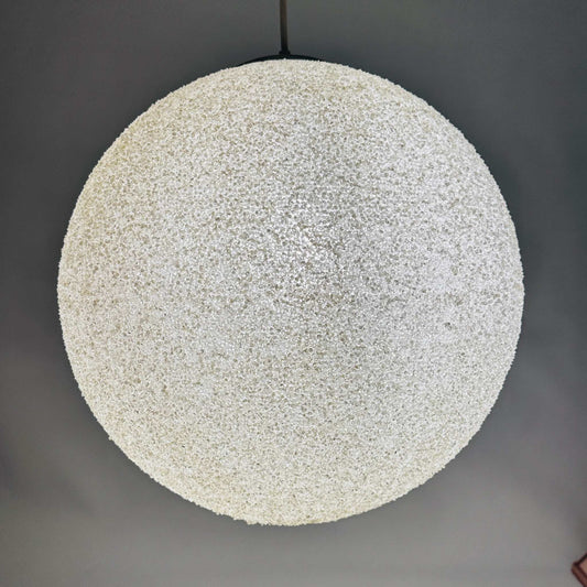 Zuckerlampe eingeschaltet, warm leuchtende Granulat-Kugel, Space Age Stimmungslicht der 1970er