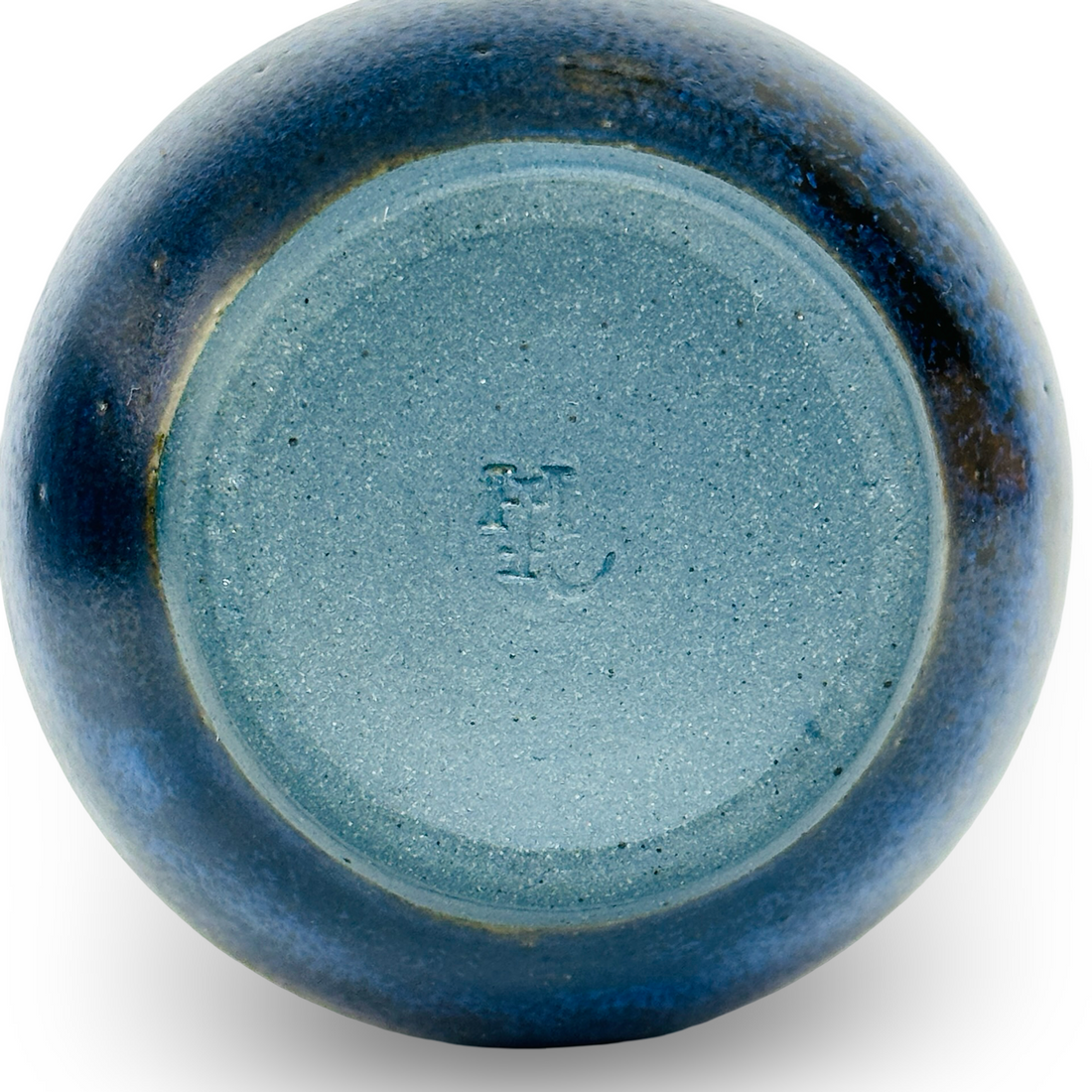 Eingeprägte Werkstattmarke HK von Heiner-Hans Körting am unglasierten Standboden einer Kristallglasur-Vase, Keramikwerkstatt Dornburg