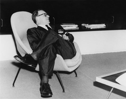 Eero Saarinen auf einem womb chair knoll international