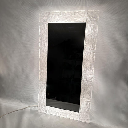 Eingeschalteter Hillebrand Leuchtspiegel schräg, hinterleuchteter Eisglas-Rahmen aus Acryl