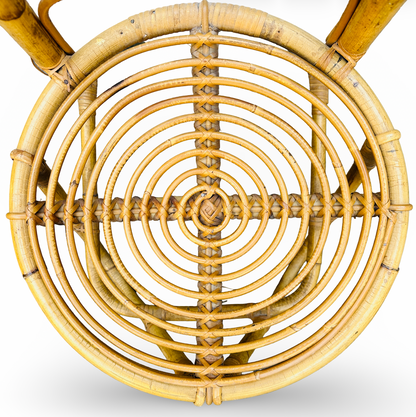 Detail der runden Rattan-Sitzfläche mit konzentrischer Flechtung und Kreuzbindung