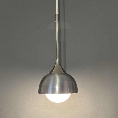 Eingeschaltete Staff Tropfenlampe aus gebürstetem Aluminium und weißem Kugelglas, 1970er Jahre