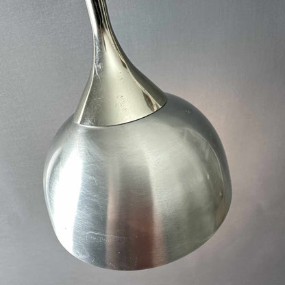Detail des unbeleuchteten, tropfenförmigen Aluminiumkörpers und des schmalen Aufhängestiels