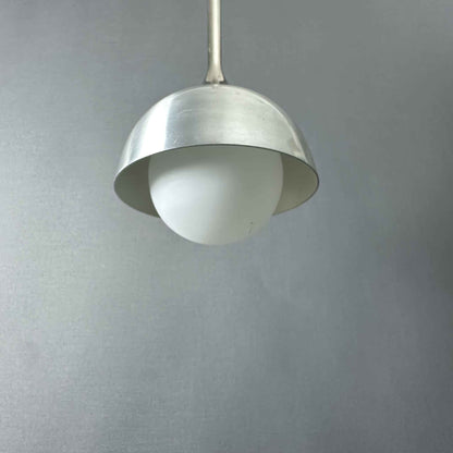 Unteransicht der Staff Hängelampe mit weißem Kugelglas unter gebürsteter Aluminiumhaube