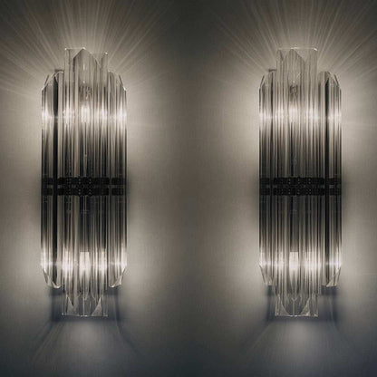 Eingeschaltetes Paar Murano-Wandleuchten an der Wand mit Lichtstrahlen durch klare Glasprismen der 1970er