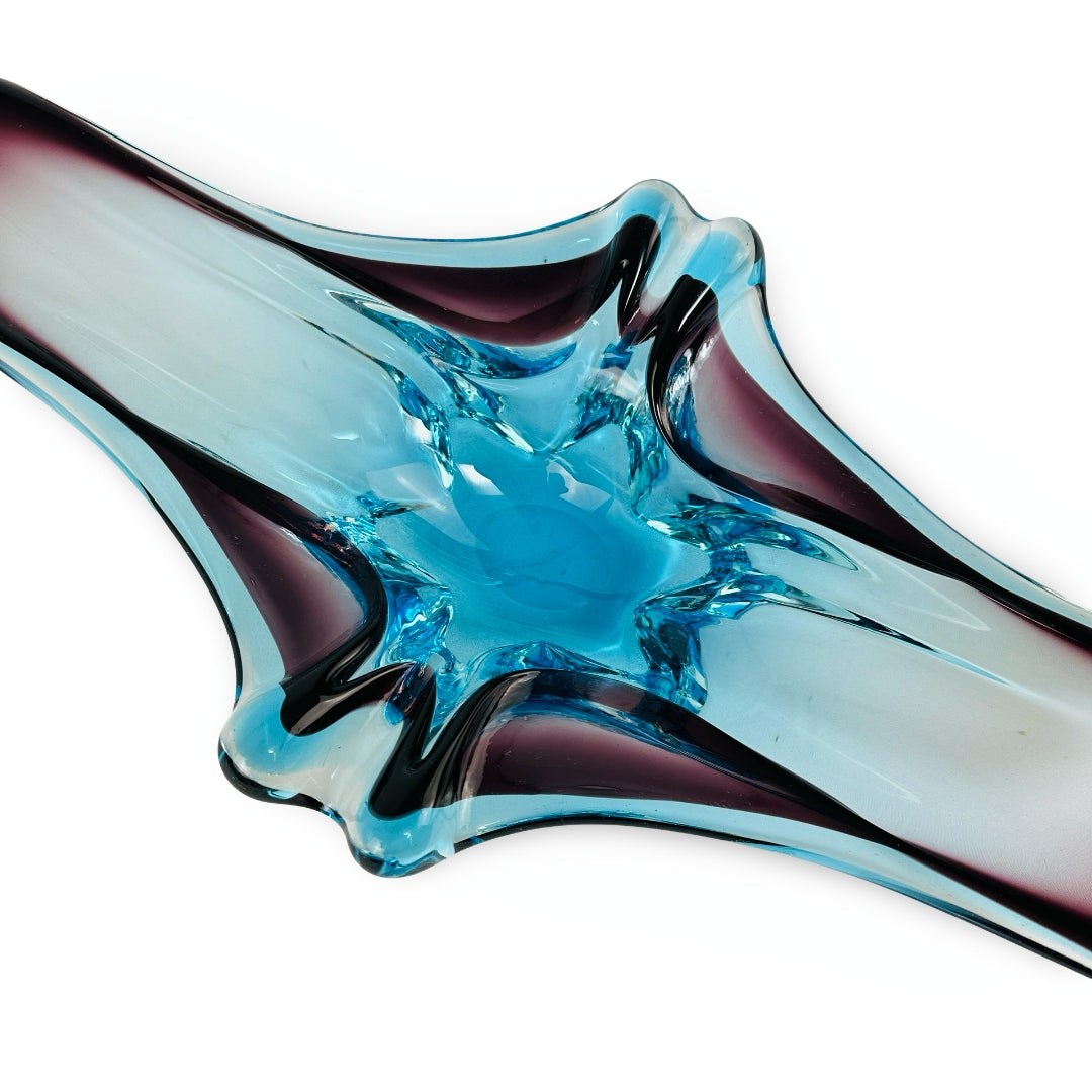 Nahaufnahme der Farbschichtung der Sommerso-Glasschale mit opalisierender Zwischenschicht