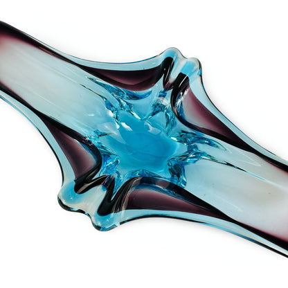 Nahaufnahme der Farbschichtung der Sommerso-Glasschale mit opalisierender Zwischenschicht
