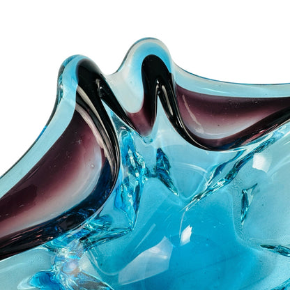 Murano Sommerso Schale, Farbverlauf von Petrolblau über Opalweiß zu Aubergine