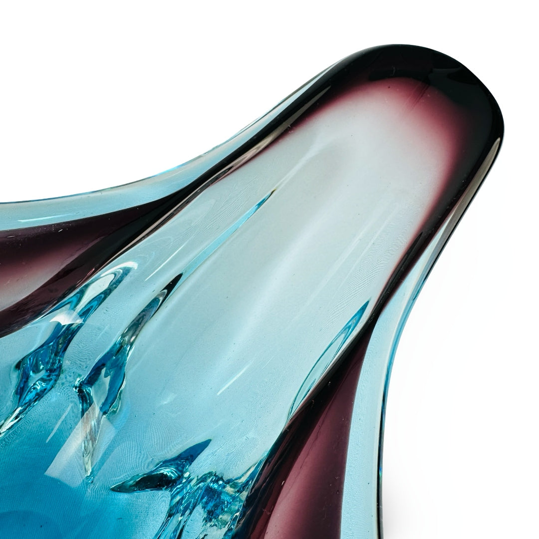 Detailaufnahme einer ausgezogenen Spitze der Murano-Glasschale in dunklem Aubergine-Ton