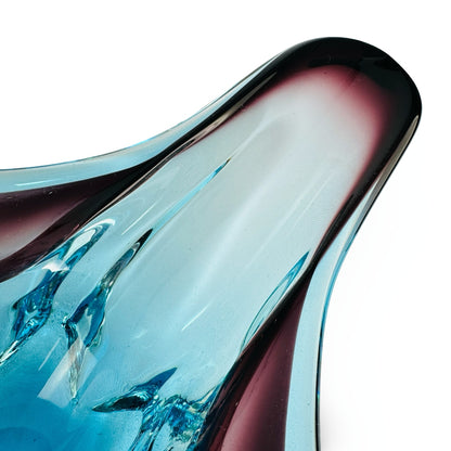 Detailaufnahme einer ausgezogenen Spitze der Murano-Glasschale in dunklem Aubergine-Ton