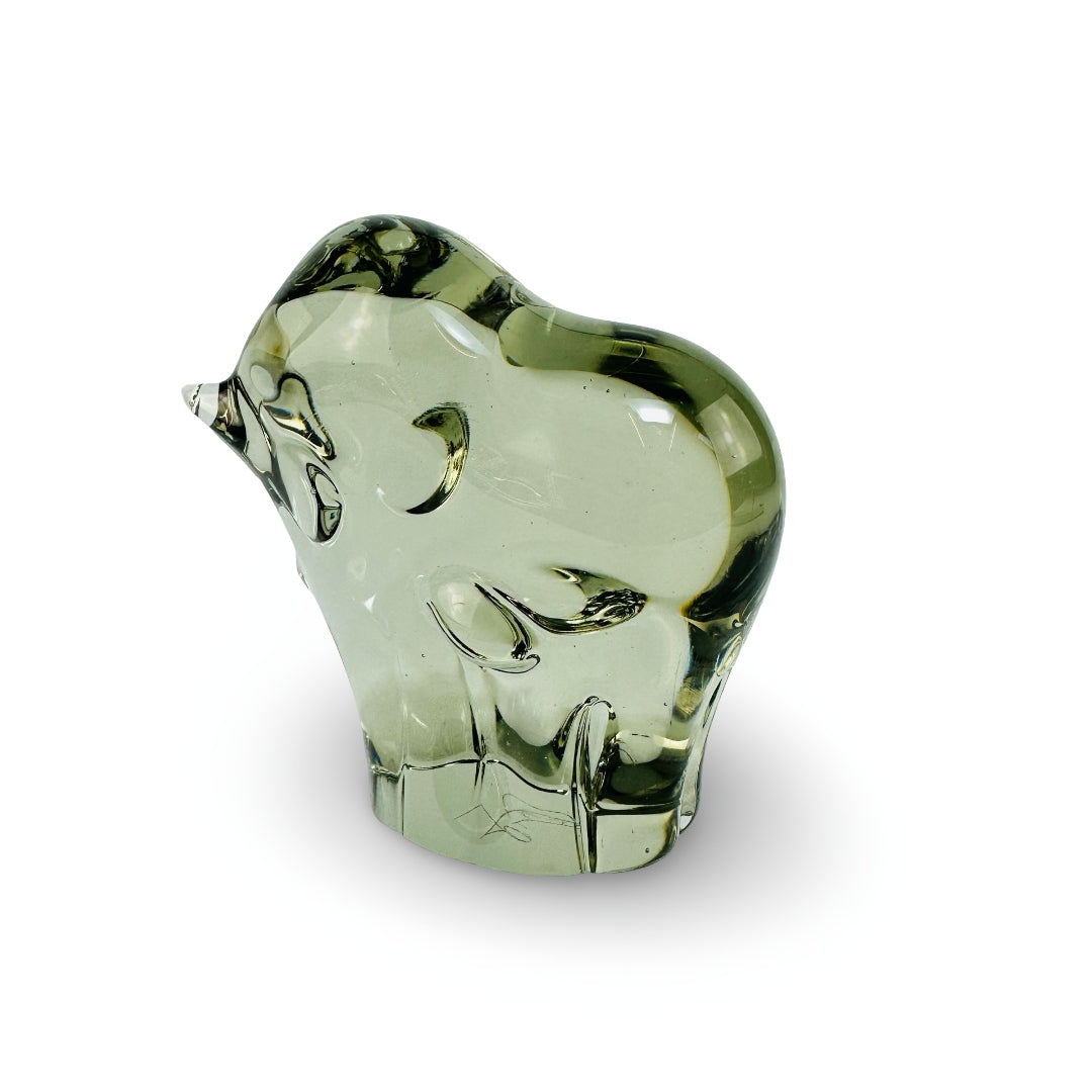 Livio Seguso Glasskulptur Stier – Ansicht mit sichtbarer Signatur am Boden