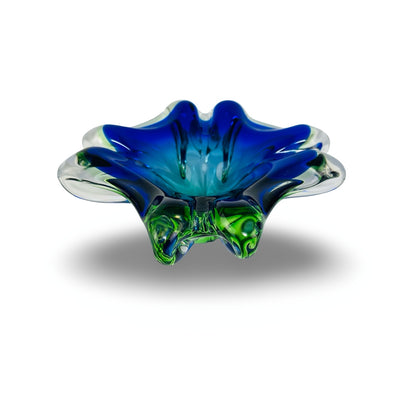 Seitenansicht der Murano-Sommerso-Glasschale mit geschwungenem Wellenrand