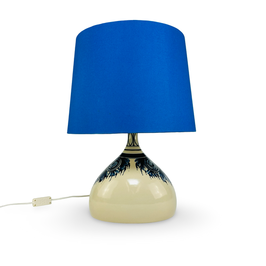 Tischlampe Gesamtansicht mit blauem Schirm und cremeweißem Keramikfuß