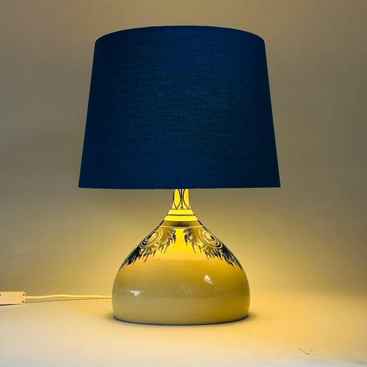 Tischlampe eingeschaltet, Gesamtansicht bei Dämmerlicht