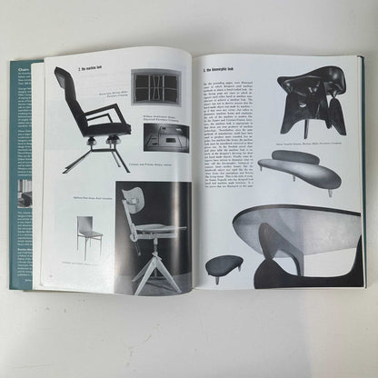 Aufgeschlagenes Designbuch mit Schwarzweiß-Abbildungen skulpturaler Sitzmöbel und englischen Bildbeschreibungen