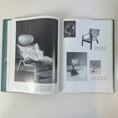 Doppelseite mit einem gepolsterten Sessel, Holzstühlen und historischen Schwarzweißfotografien im Designbuch