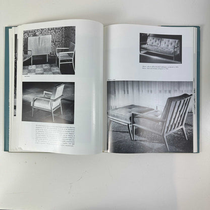 Buchseiten mit historischen Fotos von Lounge-Sesseln, Sitzbank und hölzernen Armstühlen in Schwarzweiß