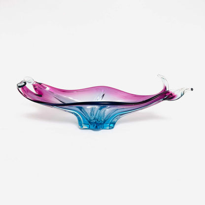 Frontalansicht der flachen Glasschale mit transparentem Mittelteil und kräftig pink-blauen Rändern