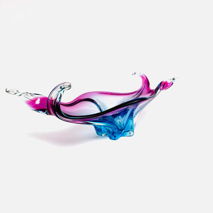 Seitliche Gesamtansicht der Murano-Glasschale mit türkisblauem Fuß und asymmetrisch aufgerolltem Rand