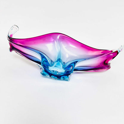 Detailansicht der klaren, gedrehten Spitze am pinken Rand der Murano-Glasschale