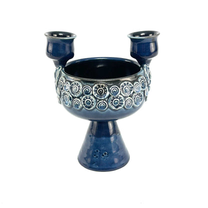 Detailansicht der rückwärtigen Kreisreliefs am blauen Kerzenständer von Björn Wiinblad für Rosenthal