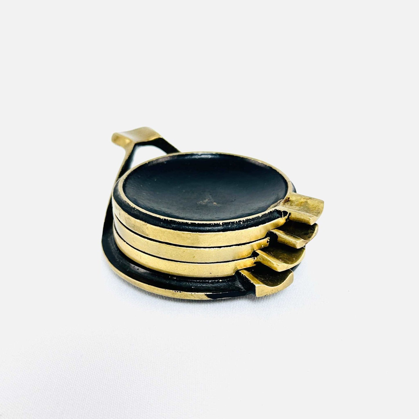Aschenbecher-Set mit Halter im Stil von Walter Bosse aus den 1960er Jahren, geometrisches Mid-Century Design aus Messing